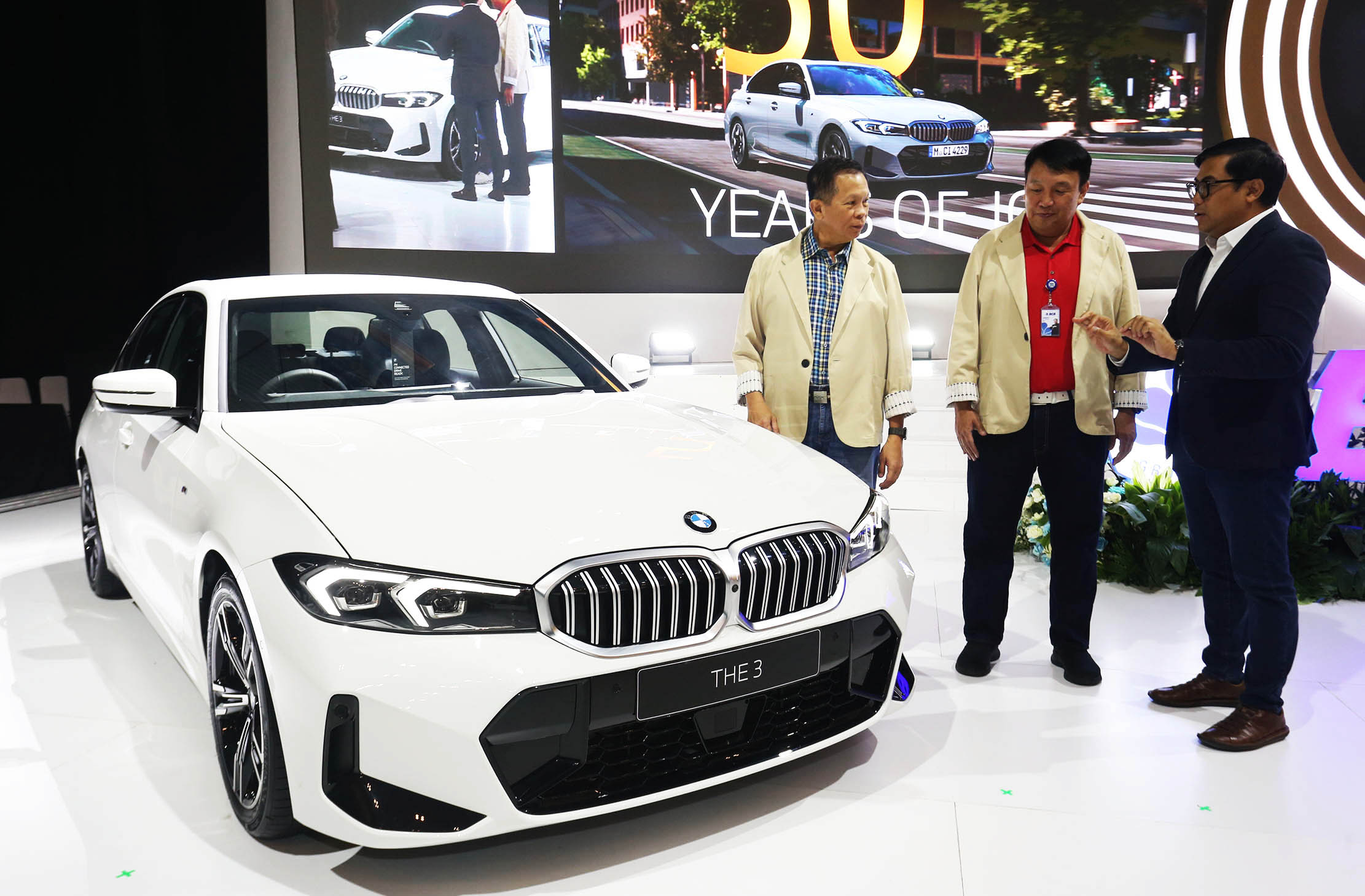 Director of Marketing, BMW Indonesia Bayu Riyanto (kanan) Direktur BCA Finance Petrus S Karim (kiri) dan Kepala Kantor Wilayah X BCA Juniarta. BMW Indonesia perkenalkan sedan sporty legendaris yakni BMW 320i M Sport dan kendaraan paling mewah kombinasi dari BMW X dan performa tinggi yakni BMW XM Label Red serta program-program eksklusif di BCA Expoversary 2025. Foto : Panji Asmoro/TrenAsia
