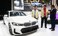 Director of Marketing, BMW Indonesia Bayu Riyanto (kanan) Direktur BCA Finance Petrus S Karim (kiri) dan Kepala Kantor Wilayah X BCA Juniarta. BMW Indonesia perkenalkan sedan sporty legendaris yakni BMW 320i M Sport dan kendaraan paling mewah kombinasi dari BMW X dan performa tinggi yakni BMW XM Label Red serta program-program eksklusif di BCA Expoversary 2025. Foto : Panji Asmoro/TrenAsia
