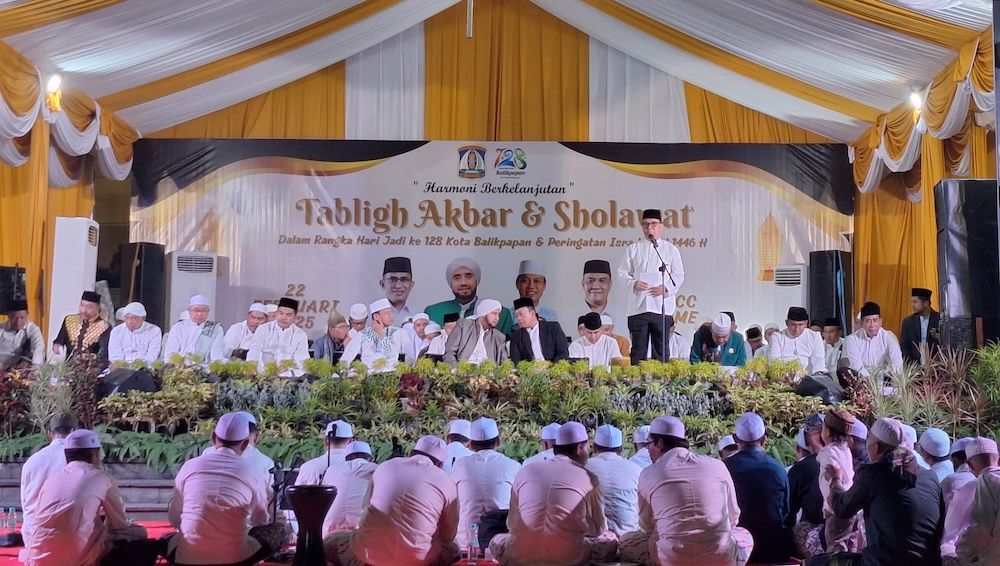 Wakil Wali Kota Balikpapan Bagus Susetyo saat memberikan sambutan dalam pembukaan Tabligh Akbar dan Salawat dalam rangka memperingati HUT ke-128 Kota Balikpapan dan Isra Mi'raj, Selasa (22/2/2025).