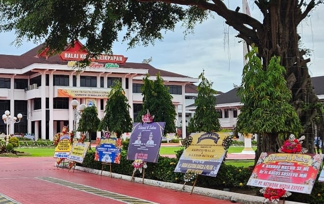 Karangan bunga di halaman Pemkot Balikpapan.