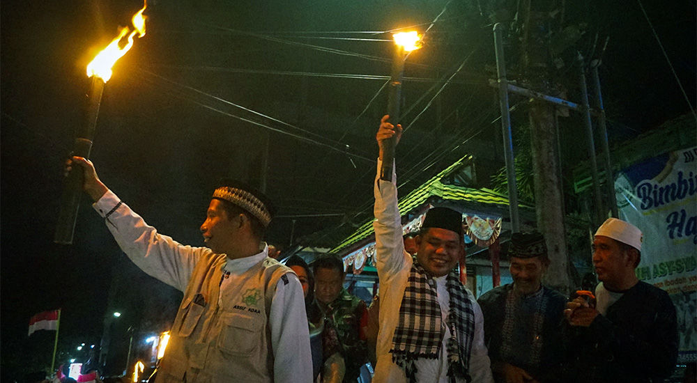 Asisten 1 Tata Pemerintahan Pemerintah Kota Balikpapan, Zulkipli (kanan) membuka pawai obor di depan Masjid Jami' Assu'adaa, Klandasan Ilir, Balikpapan Kota.