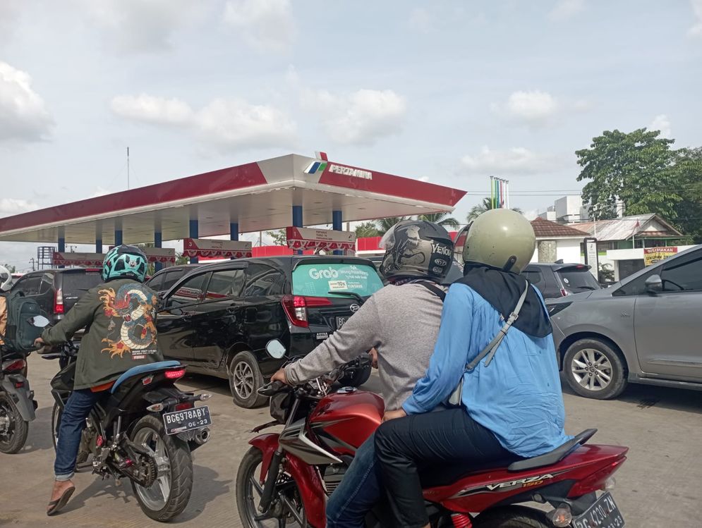 Antrean kendaraan pada salah satu SPBU di Kota Palembang