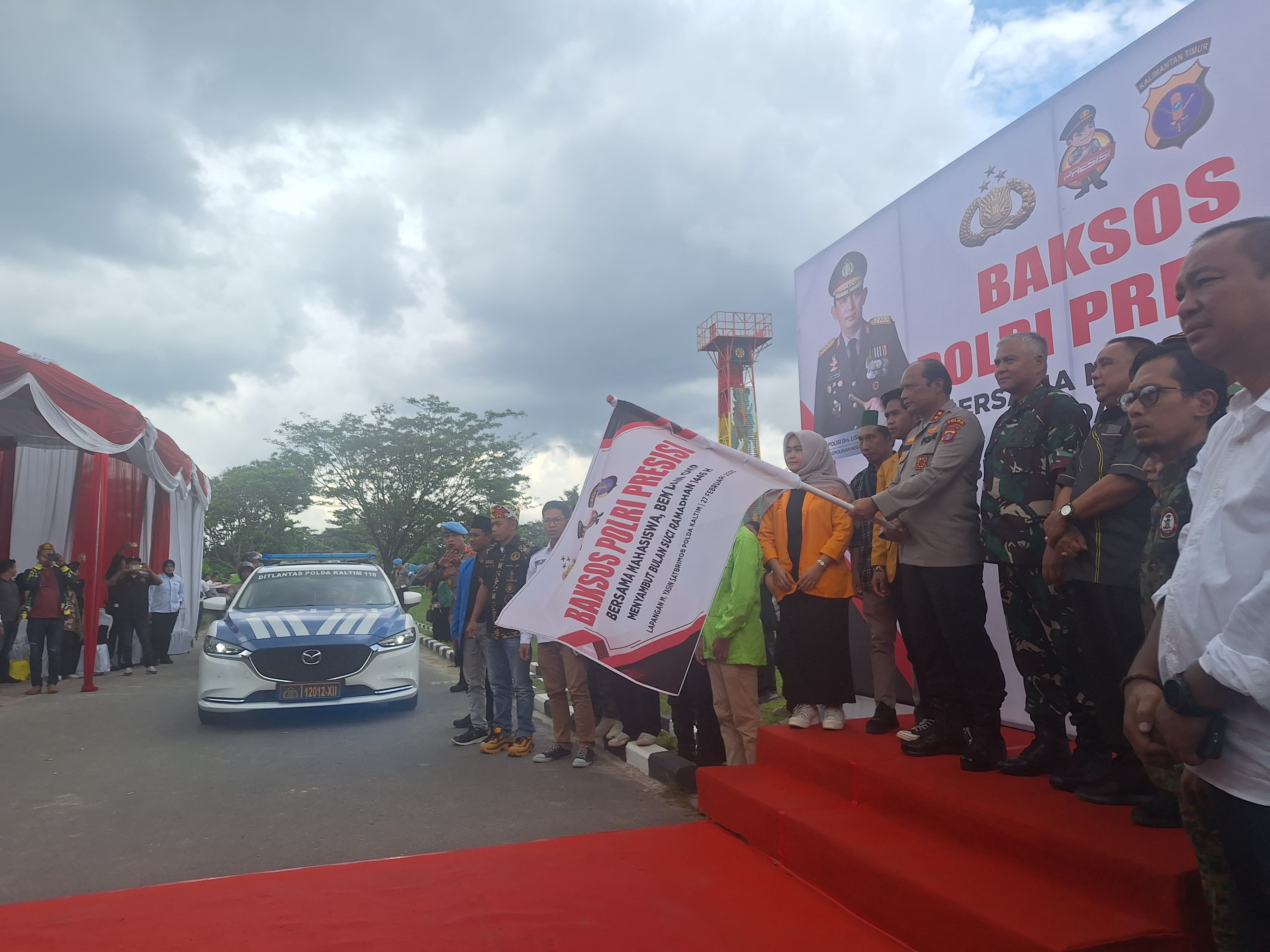 Kapolda Kaltim Irjen Pol Nanang Avianto melepas rombongan yang membawa paket sembako untuk didistribusikan