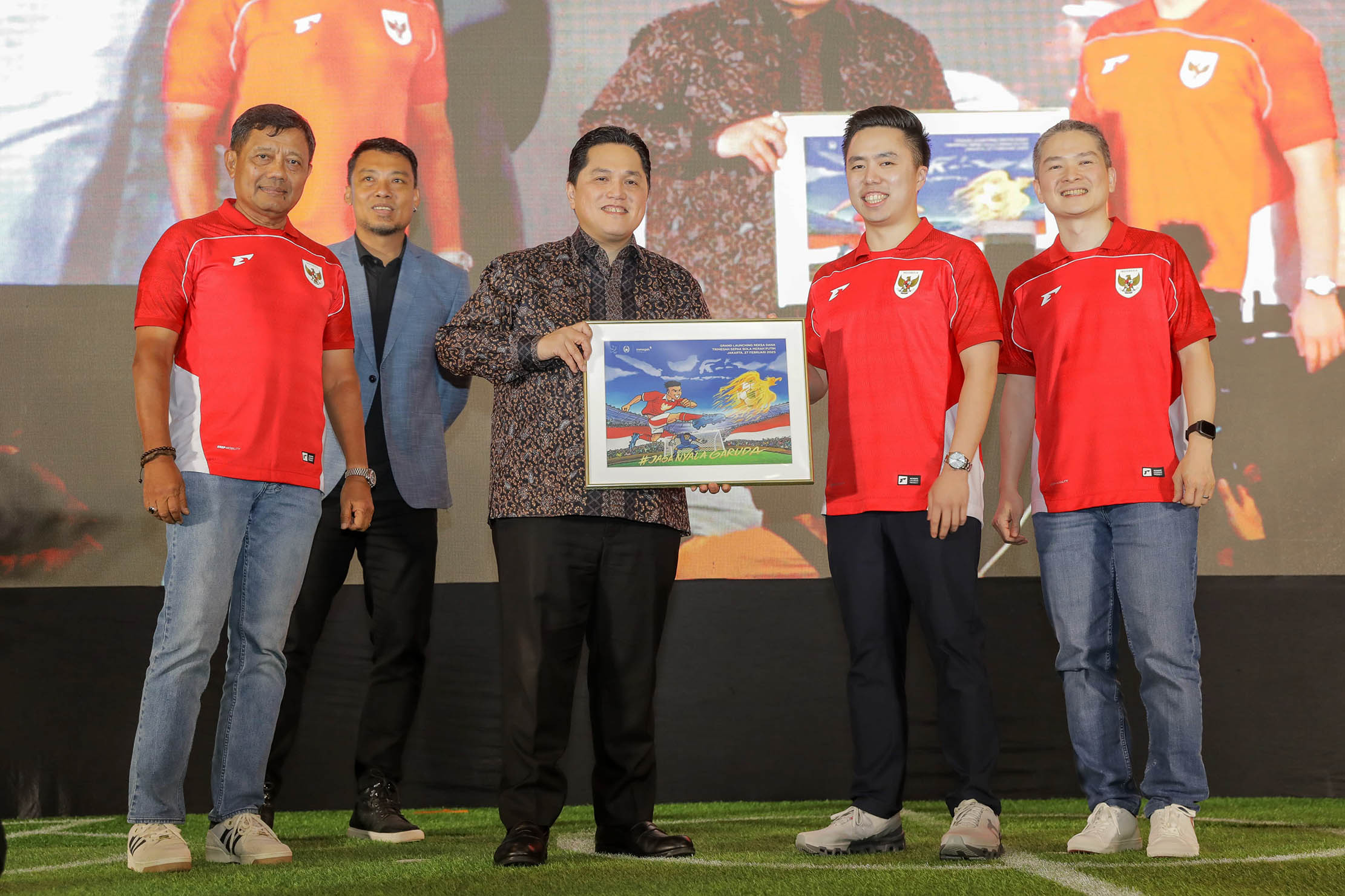 Dari ki-ka : Sekretaris Yayasan Bakti Sepakbola Indonesia Susyanto, Mantan Pemain Timnas Hamka Hamzah, Ketua Umum PSSI Erick Thohir, Direktur Utama PT Trimegah Sekuritas Indonesia Tbk. Philmon Tanuri, Direktur Utama PT Trimegah Asset Management Antony Dirga, dalam acara Trimegah Investors’ Gathering 2025: Grand Launching Reksa Dana Sepak Bola Merah Putih di Jakarta, Kamis 27 Februari 2025. Foto : Panji Asmoro/TrenAsia