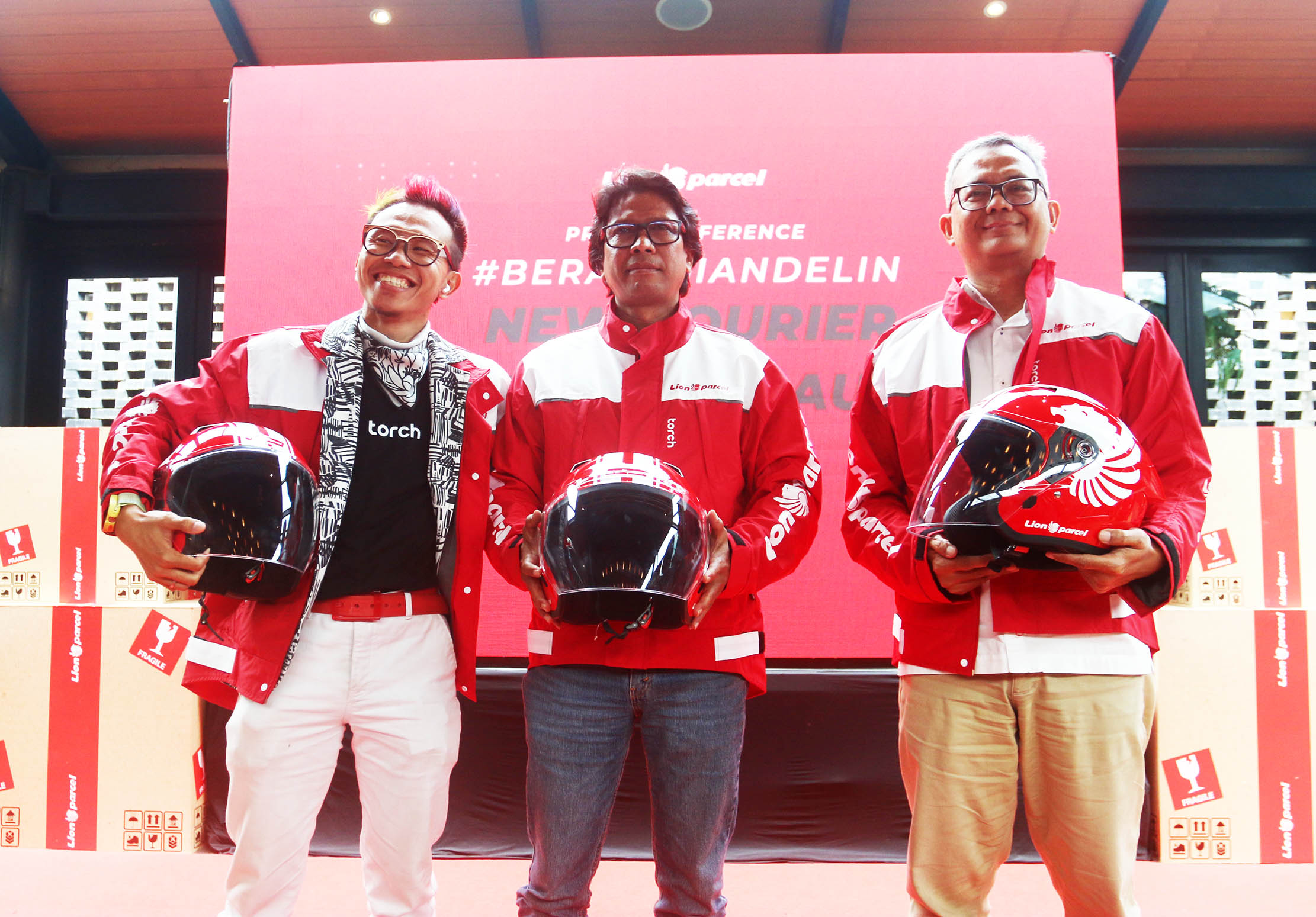 Chief Operating Officer Lion Parcel Mohammad Fadli (tengah) Chief Operation Officer Torch Ivan Kurniawan (kiri), Brand Manager JPX Salomon Manalu (kanan) dalam acara Peluncuran Atribut Baru Kurir Lion Parcel di Jakarta. Foto : Panji Asmoro/TrenAsia