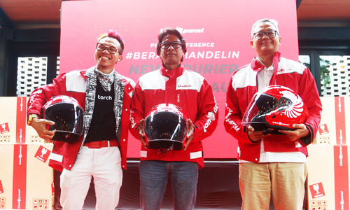 Chief Operating Officer Lion Parcel Mohammad Fadli (tengah) Chief Operation Officer Torch Ivan Kurniawan (kiri), Brand Manager JPX Salomon Manalu (kanan) dalam acara Peluncuran Atribut Baru Kurir Lion Parcel di Jakarta. Foto : Panji Asmoro/TrenAsia