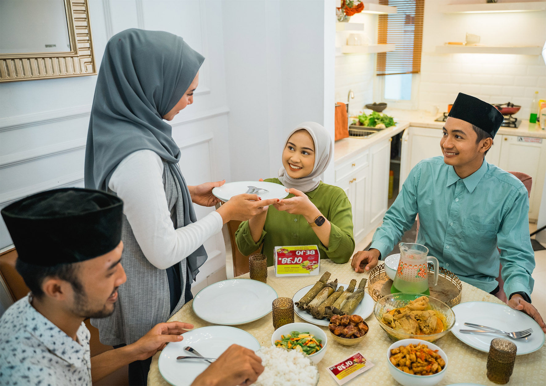 Ilustrasi berbuka puasa bersama keluarga.