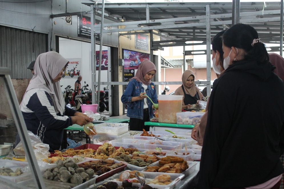 Pedagang menyiapkan pesanan pembeli di Pasar Beduk Simpang Polda Palembang