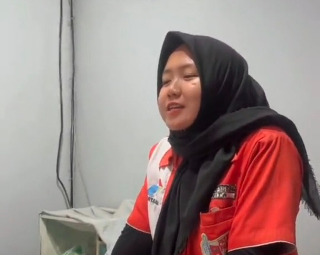 Karyawan SPBU Pertamina ini, curhat lantaran diomelin konsumen lantaran dugaan korupsi Pertamax oplosan. (Foto:Istimewa)