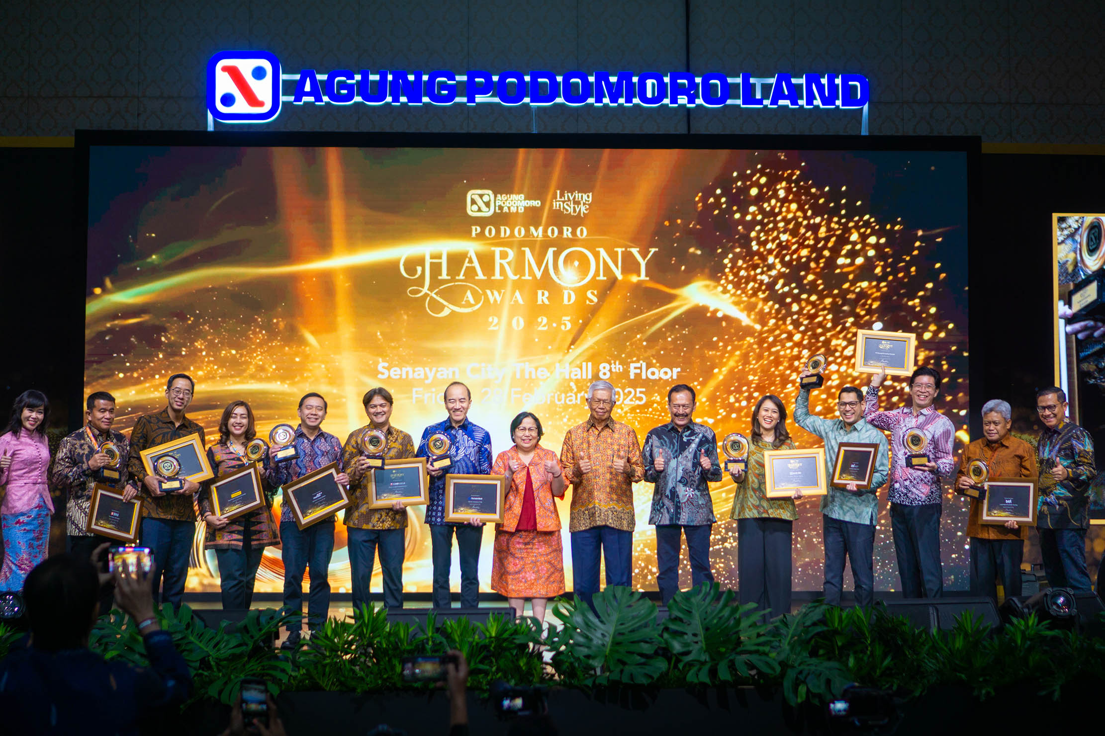 Direktur Utama PT Agung Podomoro Land Bacelius Ruru (tengah), bersama Vice President Director Agung Podomoro Land Noer Indradjaja (kanan), dan Vice President of Corporate Treasury Agung Podomoro Land Siti Fatimah (kiri), berfoto bersama para penerima penghargaan Podomoro Harmony Awards 2025, yang berlangsung di The Hall Senayan City, Jakarta.  Foto : Panji Asmoro/TrenAsia