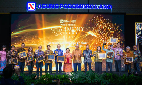 Direktur Utama PT Agung Podomoro Land Bacelius Ruru (tengah), bersama Vice President Director Agung Podomoro Land Noer Indradjaja (kanan), dan Vice President of Corporate Treasury Agung Podomoro Land Siti Fatimah (kiri), berfoto bersama para penerima penghargaan Podomoro Harmony Awards 2025, yang berlangsung di The Hall Senayan City, Jakarta.  Foto : Panji Asmoro/TrenAsia