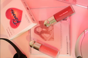 Ilustrasi brand Rare Beauty milik Selena Gomez.