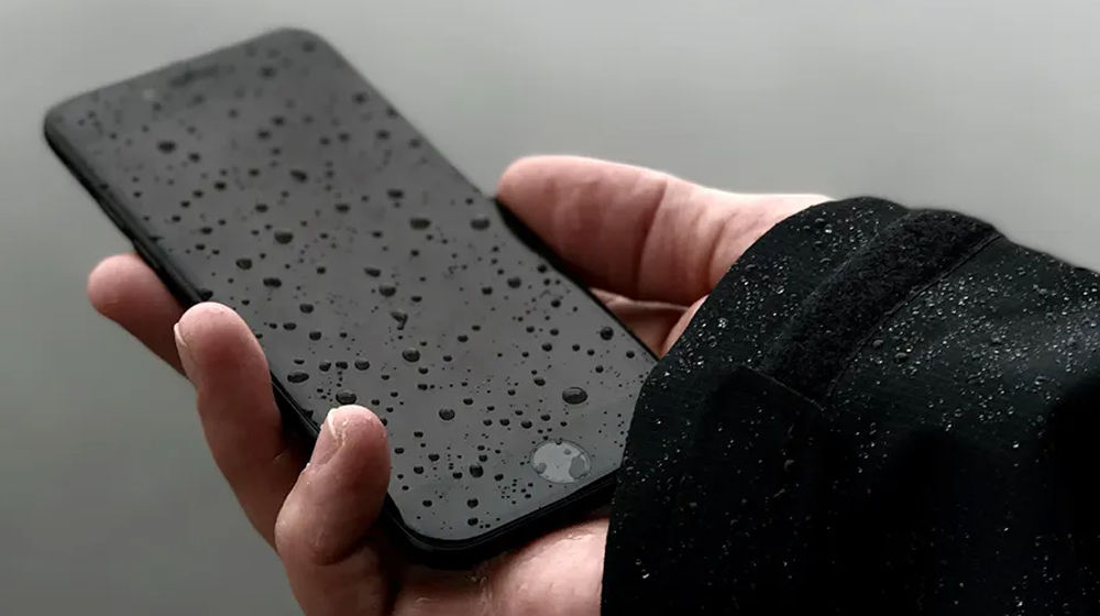 Ilustrasi HP terkena air.