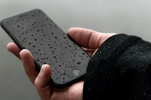 Ilustrasi HP terkena air.