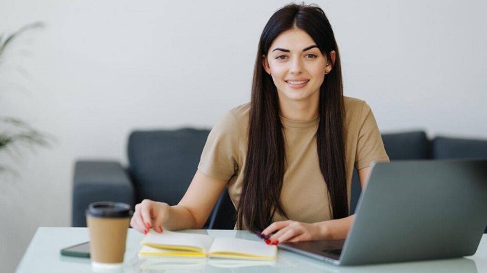 Ilustrasi wanita sedang bekerja.