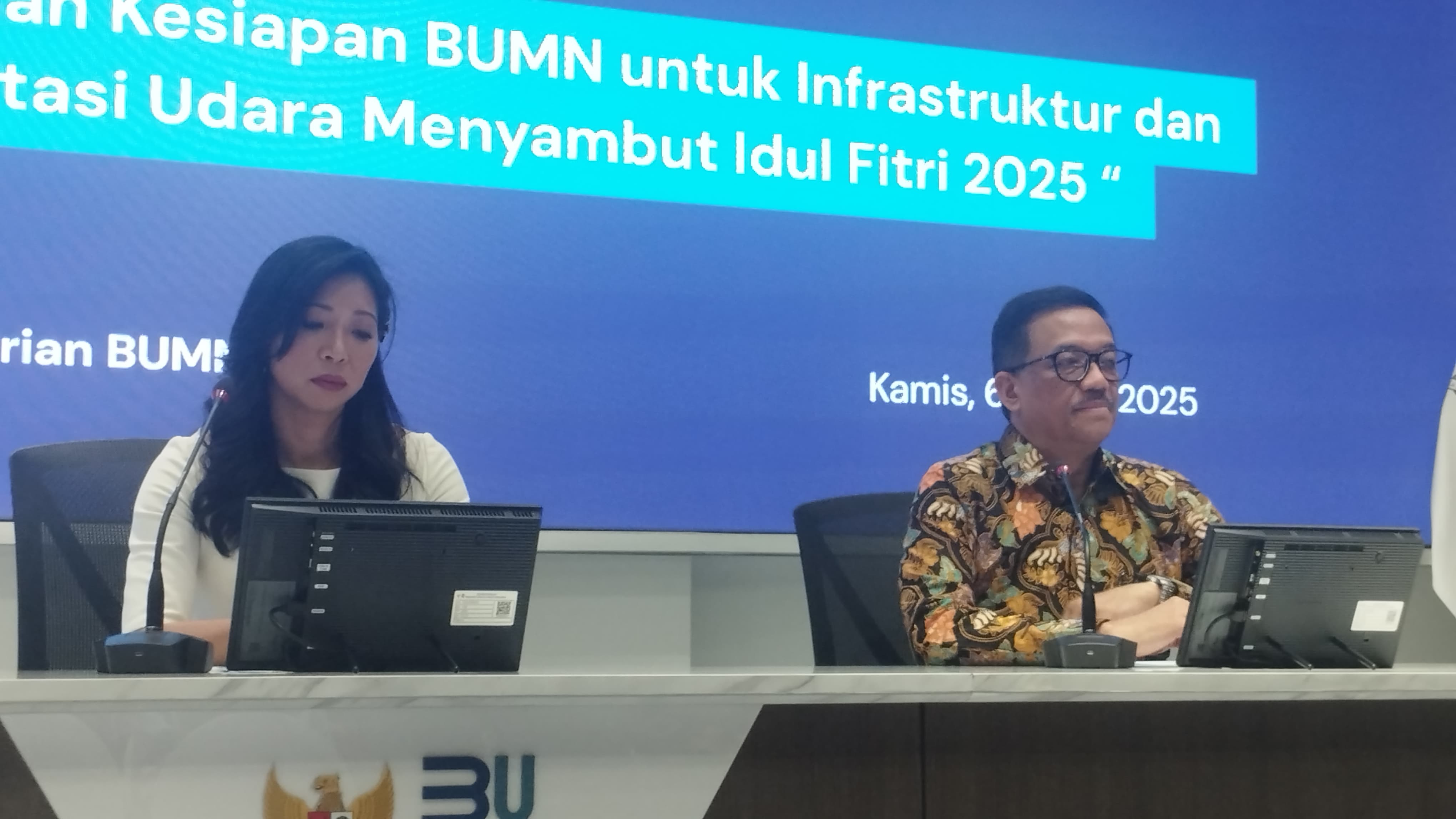 Direktur Utama InJourney Maya Watono dan Direktur Niaga Garuda Indonesia Ade R Susardi dalam jumpa pers Kesiapan Infrastruktur BUMN Transportasi Udara di kantor Kementerian BUMN, Jakarta, Kamis (6/3/2025). 