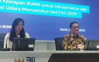 Direktur Utama InJourney Maya Watono dan Direktur Niaga Garuda Indonesia Ade R Susardi dalam jumpa pers Kesiapan Infrastruktur BUMN Transportasi Udara di kantor Kementerian BUMN, Jakarta, Kamis (6/3/2025). 