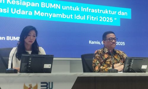 Direktur Utama InJourney Maya Watono dan Direktur Niaga Garuda Indonesia Ade R Susardi dalam jumpa pers Kesiapan Infrastruktur BUMN Transportasi Udara di kantor Kementerian BUMN, Jakarta, Kamis (6/3/2025). 