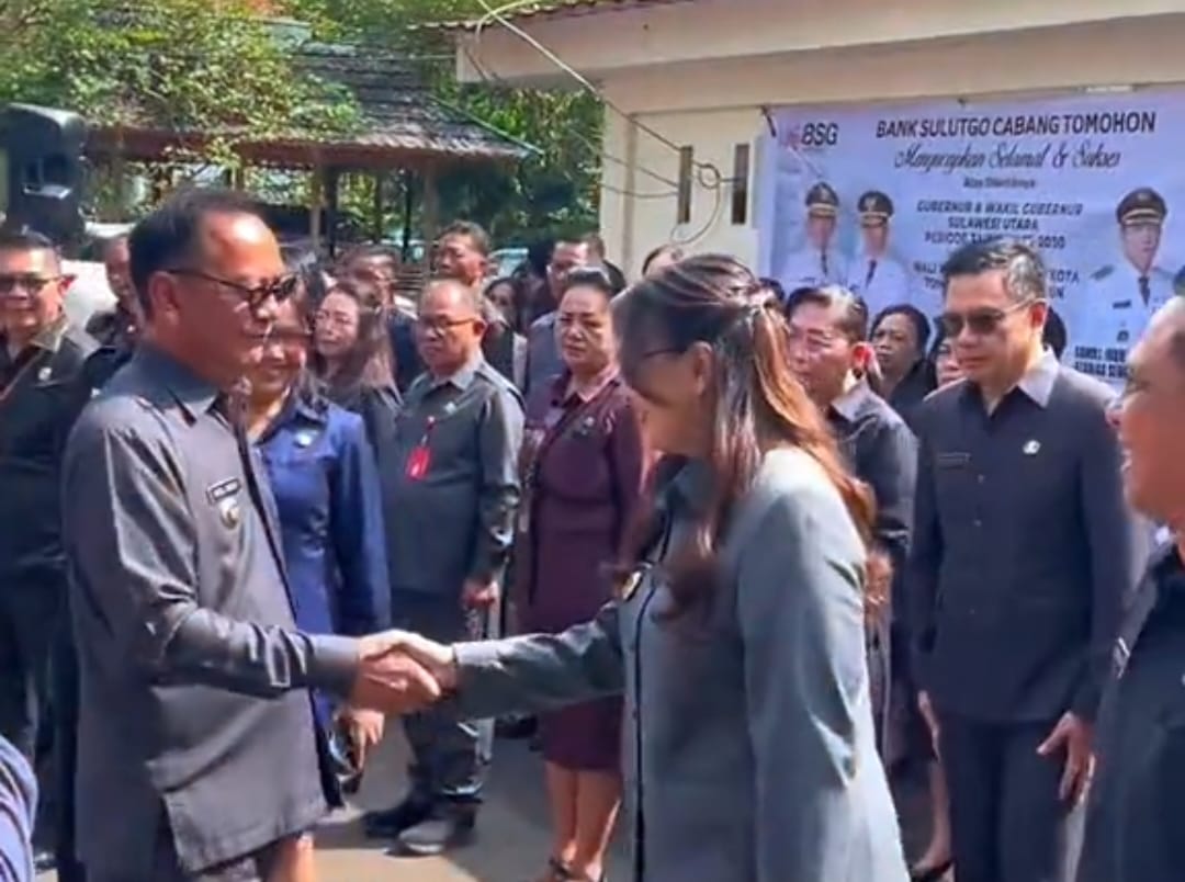 Wali Kota Tomohon Caroll Senduk bersalaman dengan Wakil Wali Kota Sendy Rumajar usai apel perdana. (Foto:Istimewa)