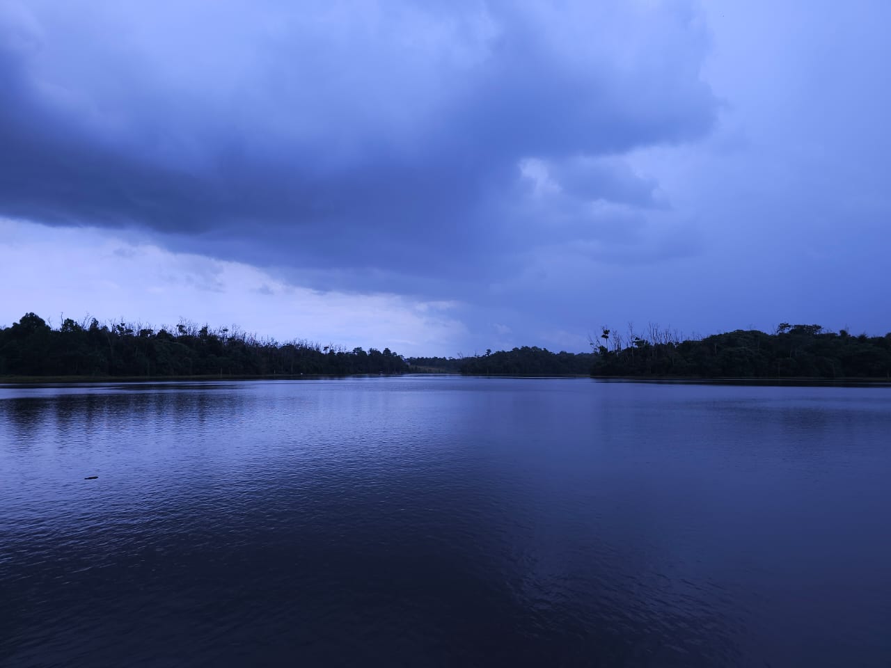 Awan tebal memayungi kawasan Waduk Manggar. BPBD Kaltim peringatkan potensi banjir dna longsor akibat intensitas hujan di Kaltim.