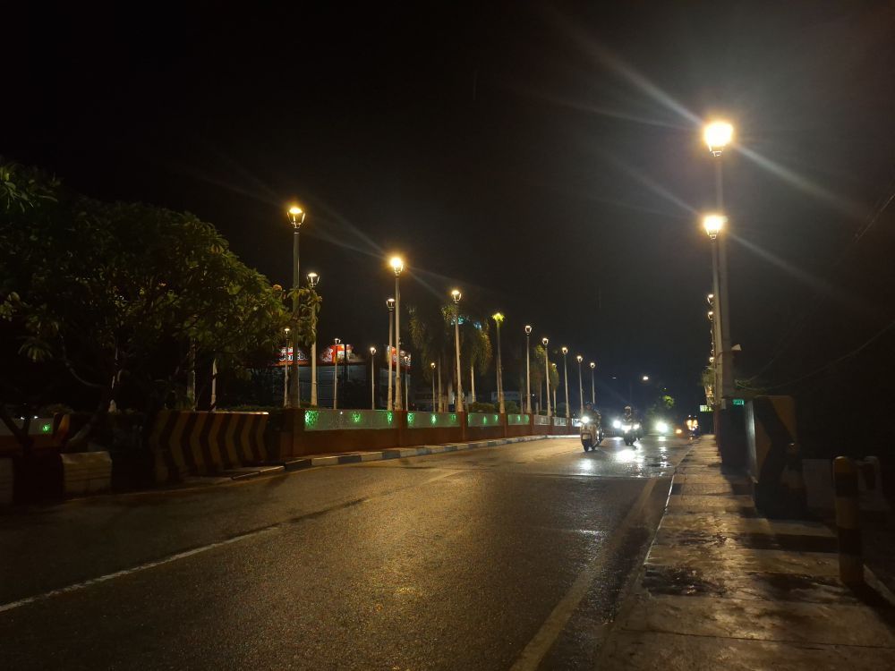Lampu di Jembatan Manggar menambah kesan estetik, sekaligus meningkatkan keamanan masyarakat.