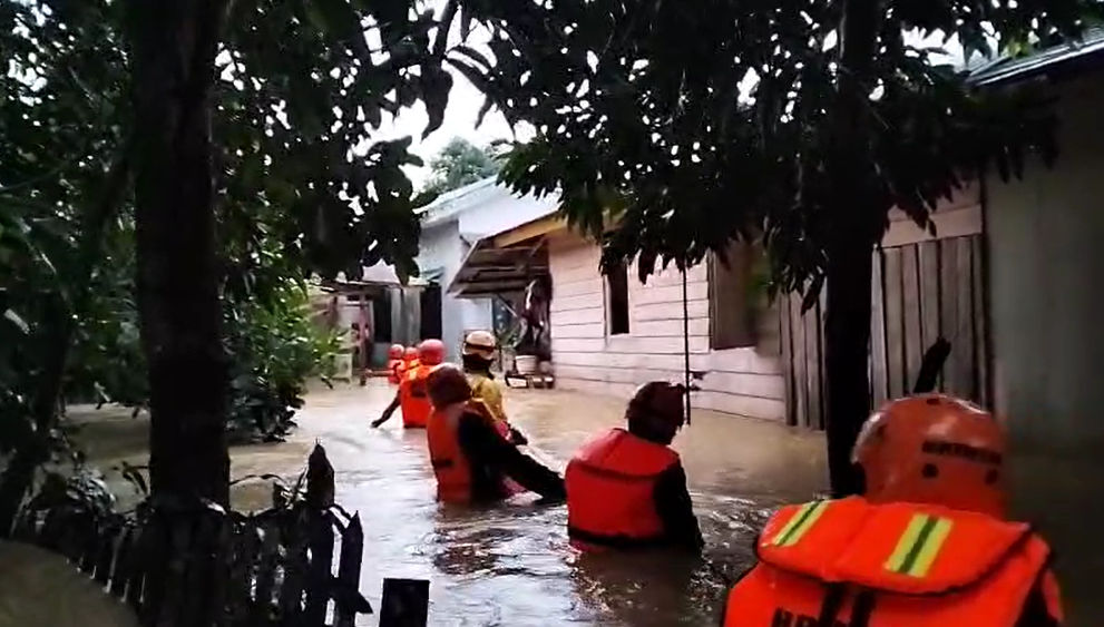 Hujan Deras, Beberapa Kawasan Balikpapan Banjir. Tim Basarnas lakukan evakuasi warga di Jalan Beller pada pukul 06.30 wita, Jumat 7 Maret 2025  
