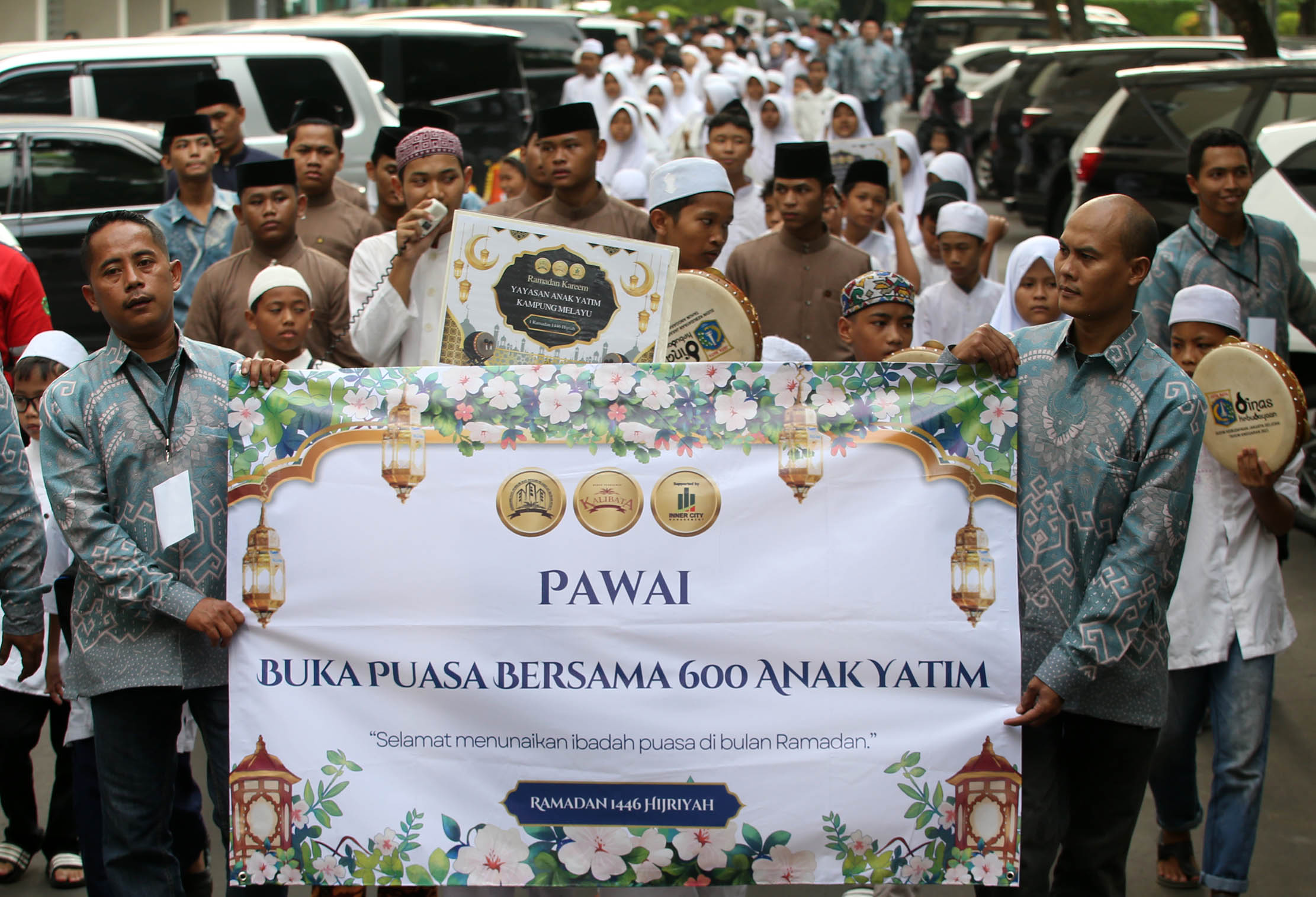 600 anak-anak yatim dari berbagai panti asuhan dengan penuh semangat mengikuti pawai mengelilingi area Apartemen Kalibata City, Jakarta Selatan, diiringi lantunan musik rebana, Kamis 6 Maret 2025. Foto : Panji Asmoro/TrenAsia