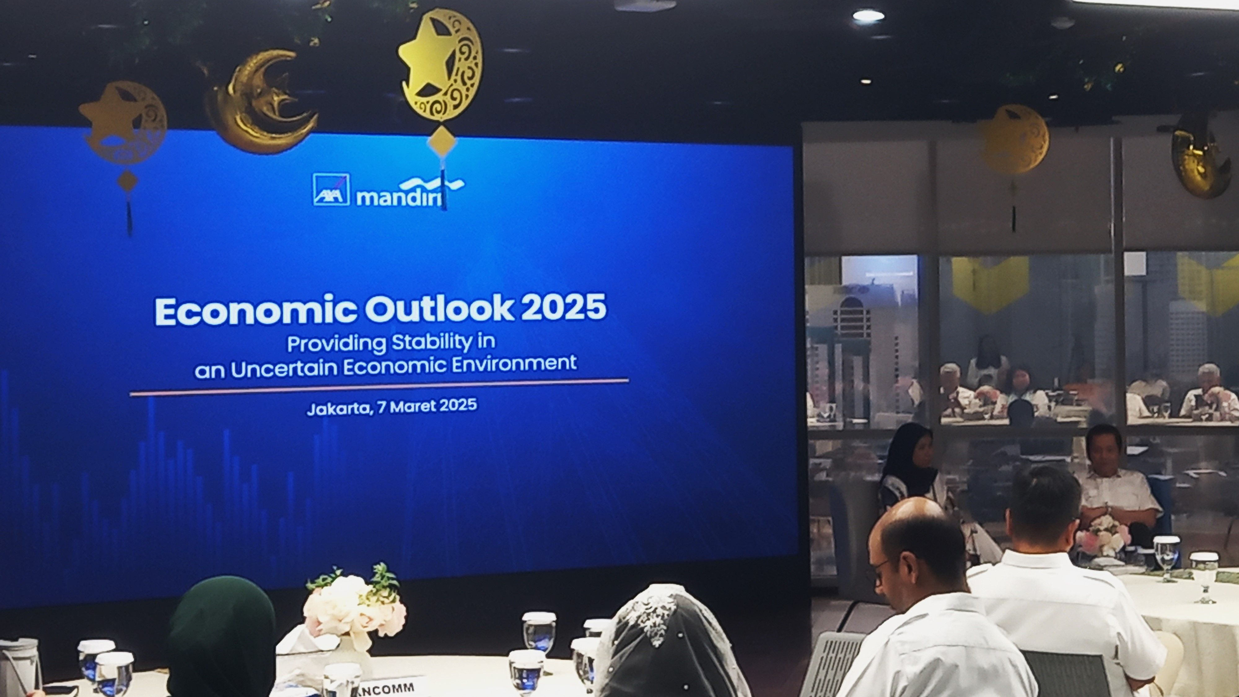 Ekonom PT Bank Mandiri (Persero) DIan Ayu Yustina dan Direktur Utama PT AXA Mandiri Financial Indonesia Handojo G. Kusuma dalam AXA Mandiri Economic Outlook 2025 di Jakarta, Jumat, 7 Maret 2025.