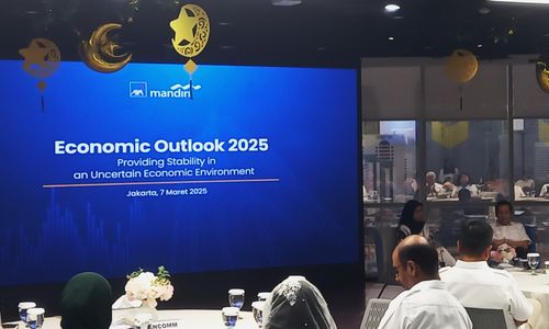 Ekonom PT Bank Mandiri (Persero) DIan Ayu Yustina dan Direktur Utama PT AXA Mandiri Financial Indonesia Handojo G. Kusuma dalam AXA Mandiri Economic Outlook 2025 di Jakarta, Jumat, 7 Maret 2025.