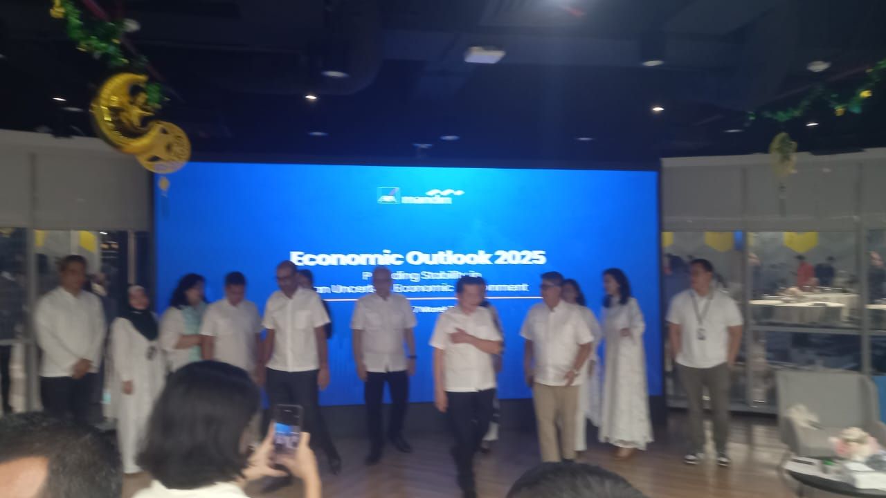 Jajaran direksi PT AXA Mandiri Financial Services dalam acara AXA Mandiri Economic Outlook 2025 di Jakarta, Jumat, 7 Maret 2025.