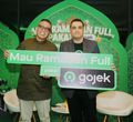 Komedian Abdel Achrian dan Bharat Buxani, Head of Marketing Gojek, dalam kampanye 'Mau Ramadan Full Pakai Gojek’ di Jakarta, Jumat, 7 Maret 2025. 