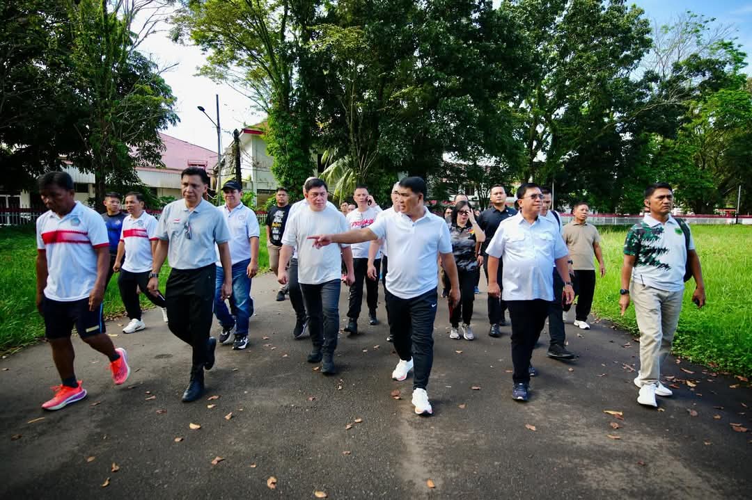 Gubernur Sulawesi Utara, Yulius Selvanus meninjau sejumlah fasilitas olahraga di KONI Manado. (Foto:Istimewa)