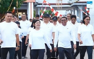 Kegiatan jalan jumat sehat yang diikuti Bupati Chyntia dan Wakil Bupati Heronimus bersama jajaran Pemkab Sitaro. (Foto:Istimewa)
