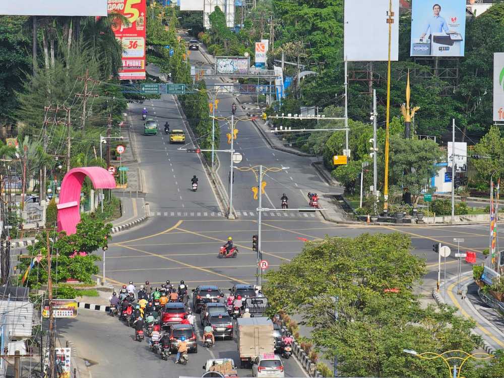 Salah satu sudut Kota Samarinda dengan ikon Pesut berwarna merah muda di sisi kiri. Efisiensi anggaran menjadi pembahasan utama dalam RPJMD Samarinda 2025-2029.