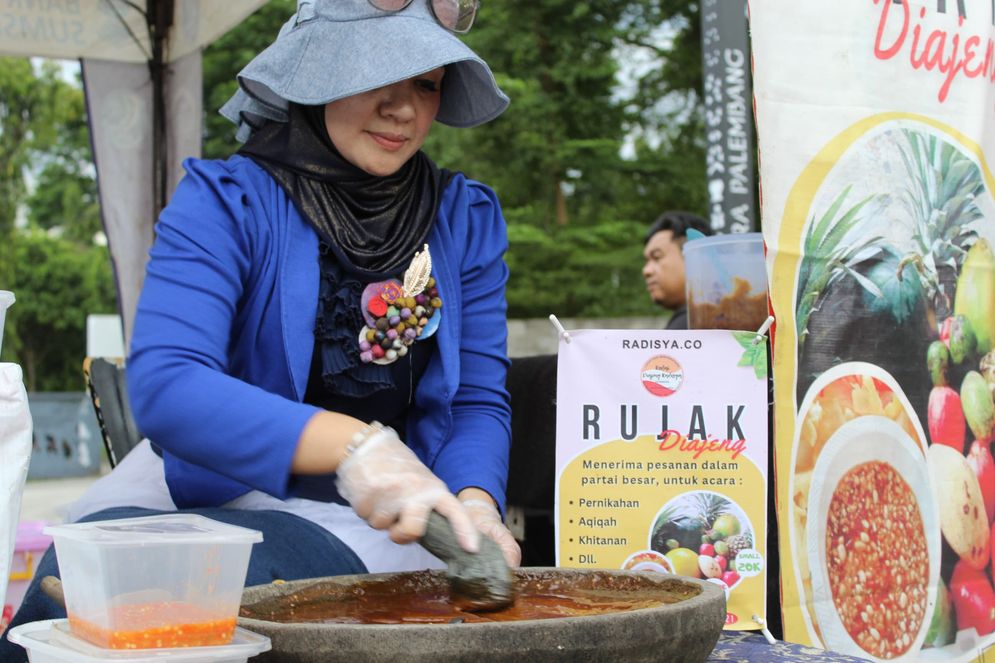 Erin dengan Rujak Diajengnya Cuan di Festival Jajan Bukoan