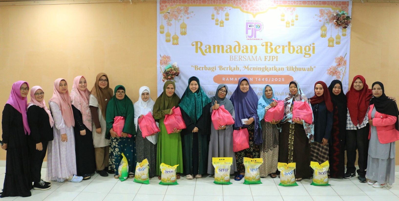 FJPI Sumut berbagi kepada para mustahik