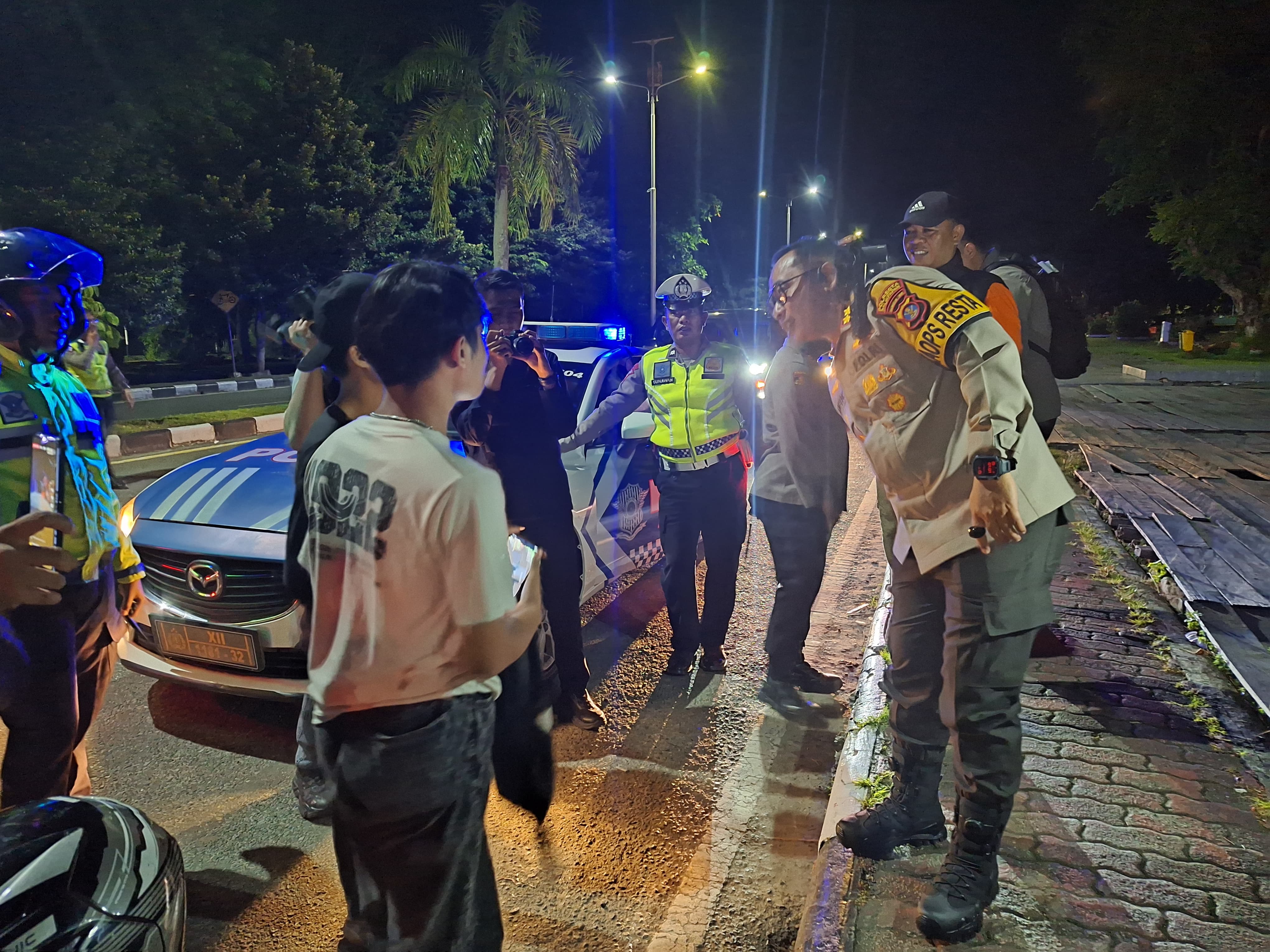 Kpolresta Balikpapan AKBP Anton Firmanto memimpin razia di Kota Balikpapan.