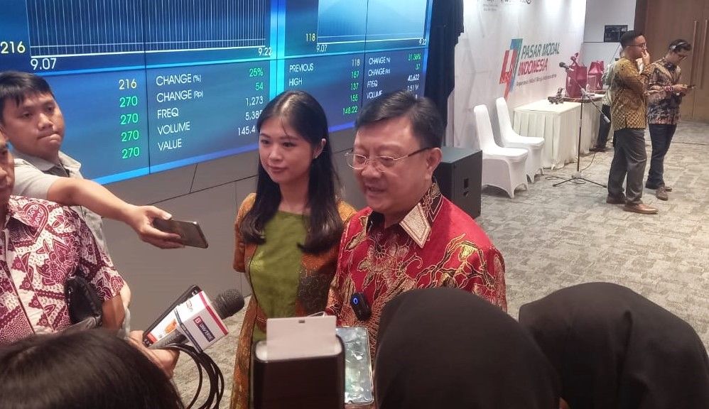 Direktur PT Sinar Terang Mandiri Tbk Arabella Sumendap dan Direktur Utama PT Sinar Terang Mandiri Tbk Ivo Wangarry di Bursa Efek Indonesia (BEI), Jakarta, Senin, 10 Maret 2025.