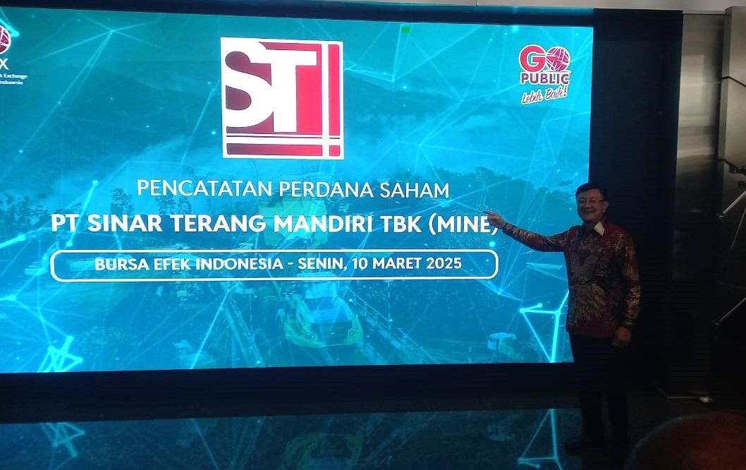 Direktur Utama PT Sinar Terang Mandiri Tbk (MINE) Ivo Wangarry di Bursa Efek Indonesia (BEI), Jakarta, Senin, 10 Maret 2025.