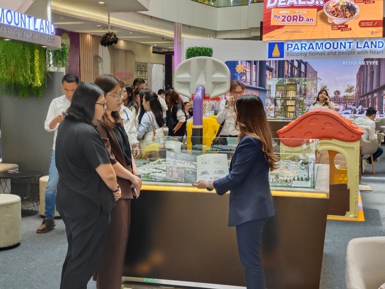 Paramount Land kembali hadir ke tengah masyarakat dengan beragam produk unggulan dan promo menarik melalui ‘Big Exhibition Paramount Land’ 2025. Pameran properti ini diselenggarakan pada 5-10 Maret 2025 di West Atrium Living World Alam Sutera, Tangerang. 