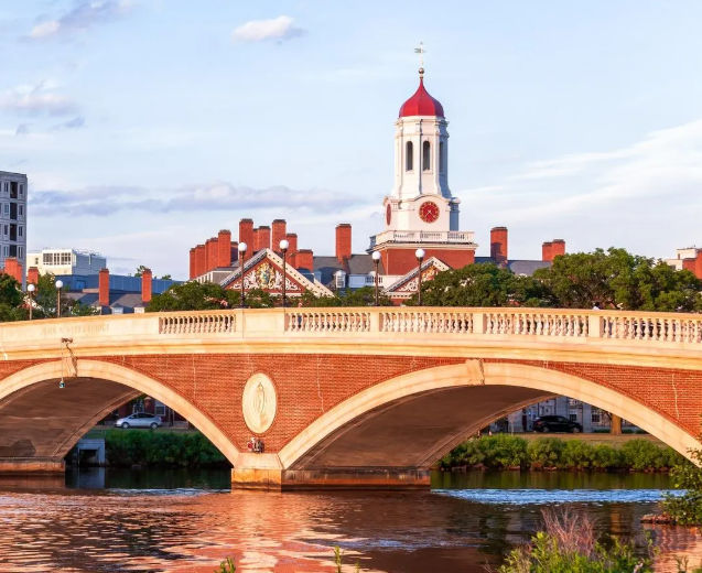 Sebuah jembatan di atas Sungai Charles, di Harvard.