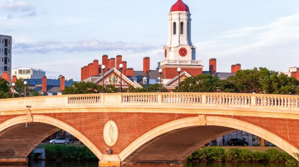Sebuah jembatan di atas Sungai Charles, di Harvard.