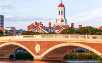 Sebuah jembatan di atas Sungai Charles, di Harvard.