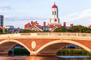 Sebuah jembatan di atas Sungai Charles, di Harvard.