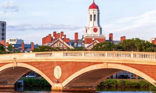 Sebuah jembatan di atas Sungai Charles, di Harvard.