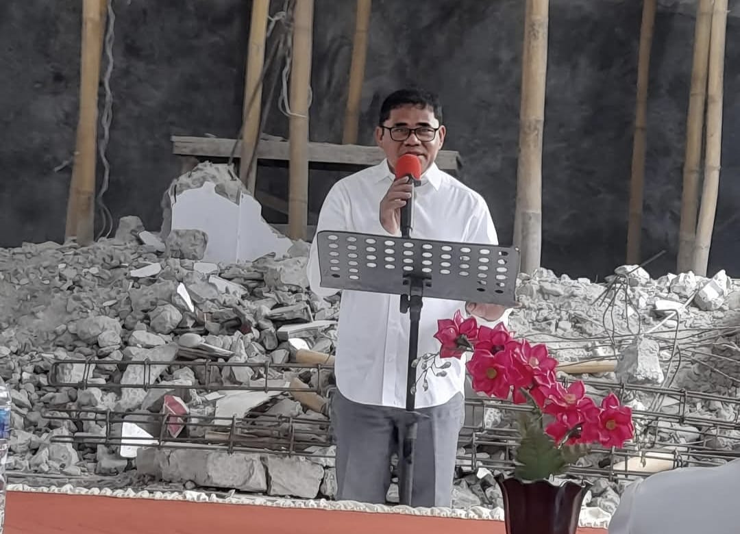 Wakil Bupati Sitaro, Heronimus Makainas saaat ibadah di jemaat GMIST Betlehem Peling Sawang. (Foto:Istimewaa)