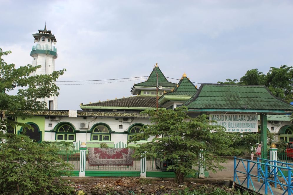 Masjid Kimarogan tampak dari tepi Sungai Musi, Senin (10/3/2025)