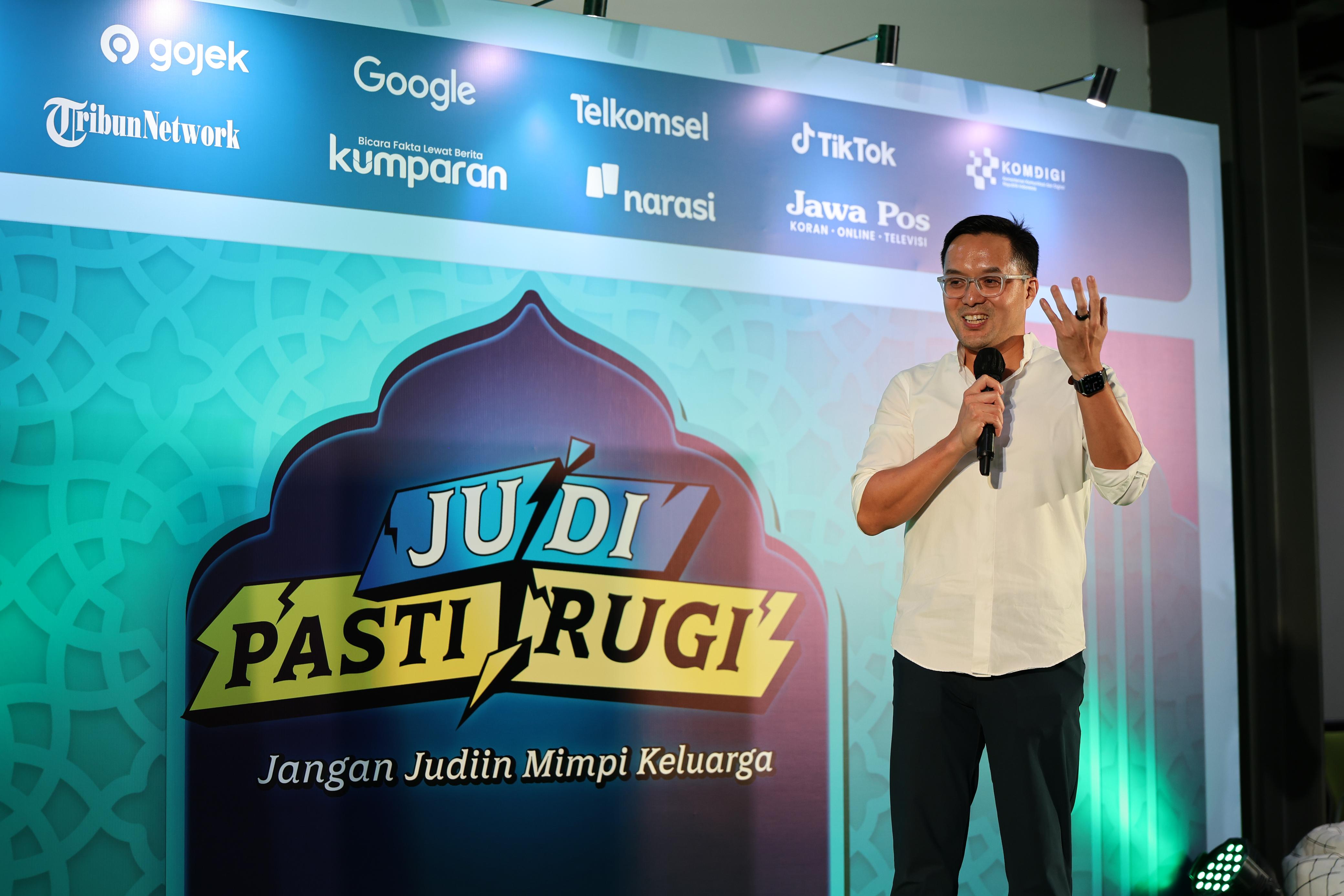 Patrick Walujo, Direktur Utama GoTo mensosialisasikan gerakan Judi Pasti Rugi kepada mitra driver Gojek.