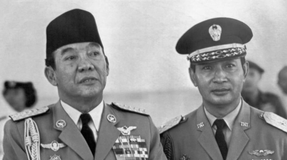 presiden-soekarno-dan-jenderal-soeharto-ap_ratio-16x9.jpg