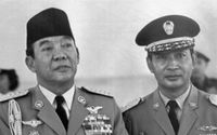 Presiden Indonesia Sukarno, kiri, dan Letnan Jenderal Suharto, kanan, ditunjukkan bersama saat mereka menghadiri upacara militer di Jakarta pada pertengahan Oktober 1965. (AP)